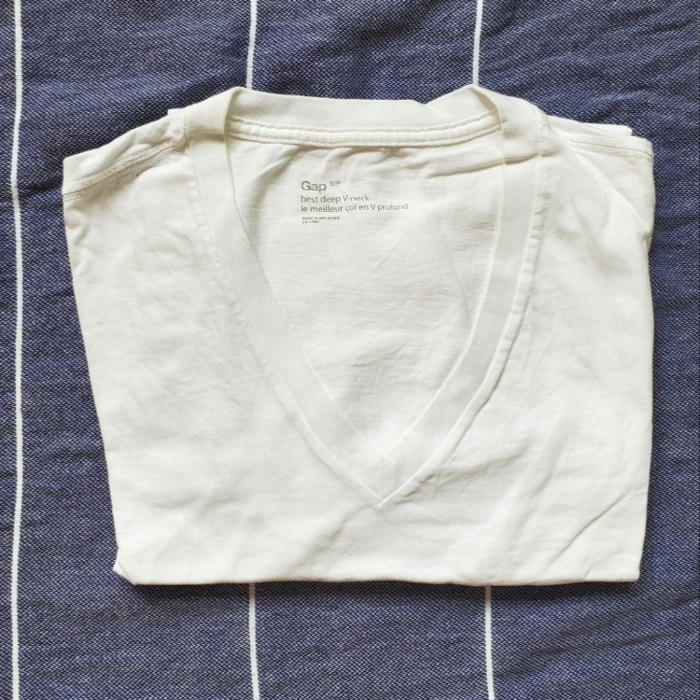 *** GAP White V-Neck T-Shirt in Men's Small